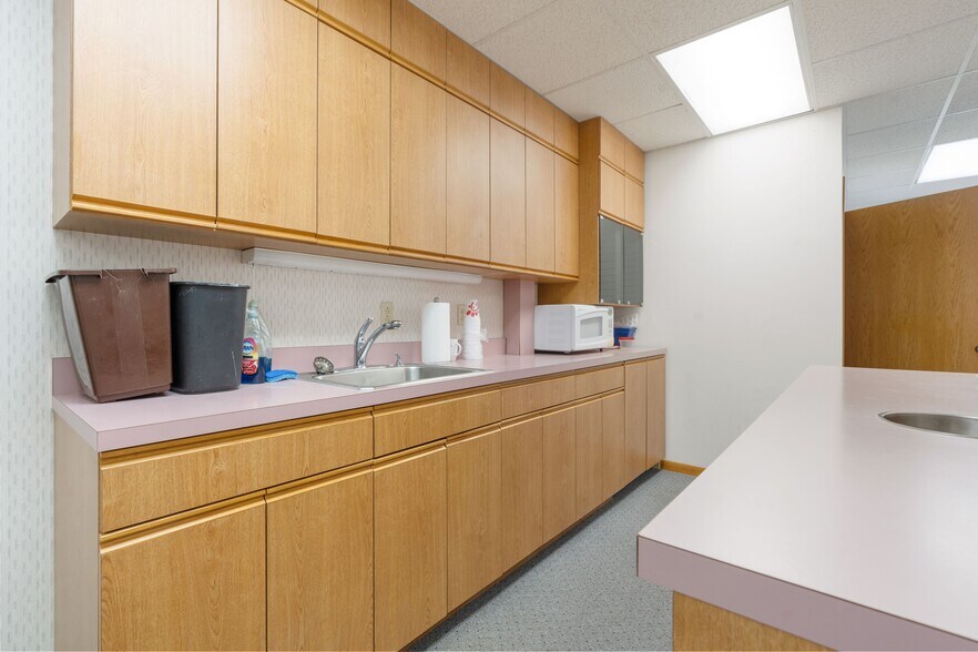 More Photos Of 604 35th Ave, Moline Medical For Lease