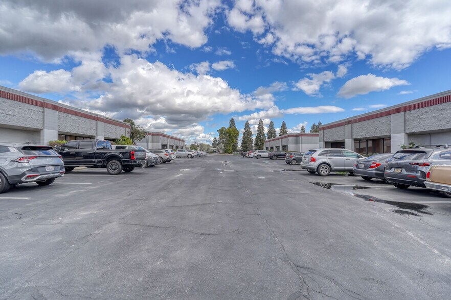 More Photos Of 2727 N Grove Industrial Dr, Fresno Warehouse For Sale