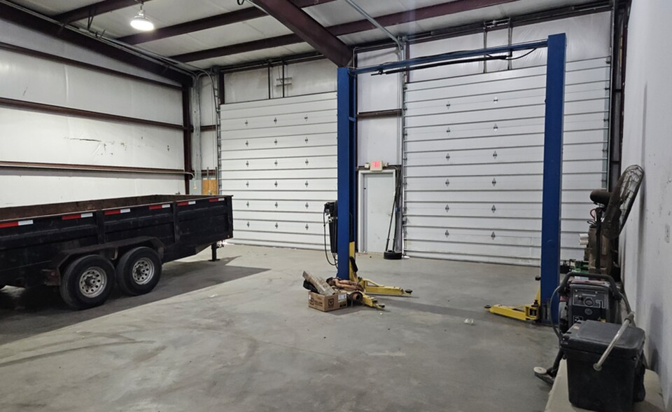 More Photos Of 1828 Ranger Hwy, Weatherford Showroom For Lease