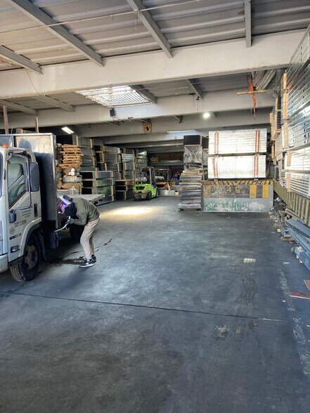 More Photos Of 32 Intersection St, Hempstead Warehouse For Lease