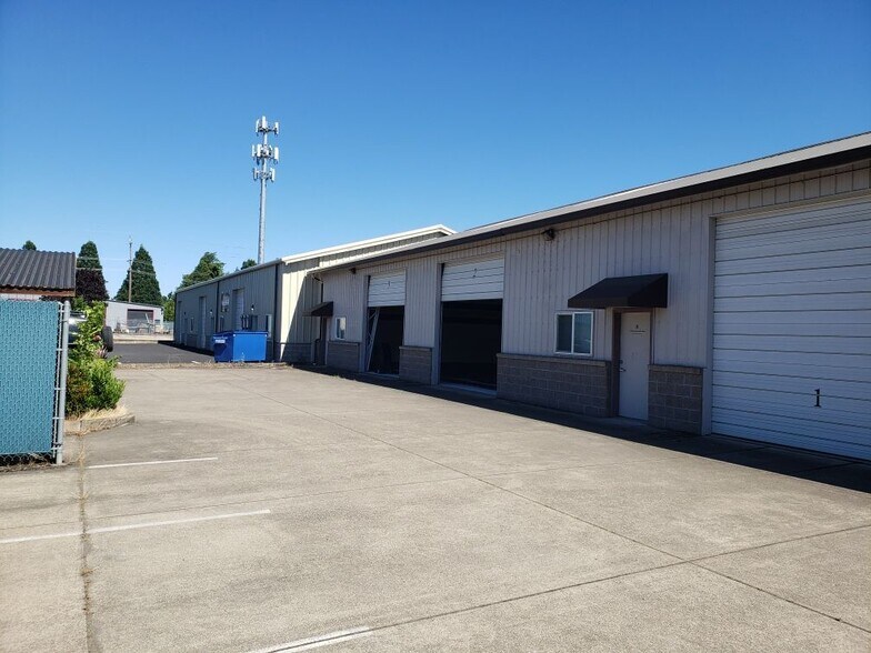 More Photos Of 2053 Laura St, Springfield Showroom For Lease