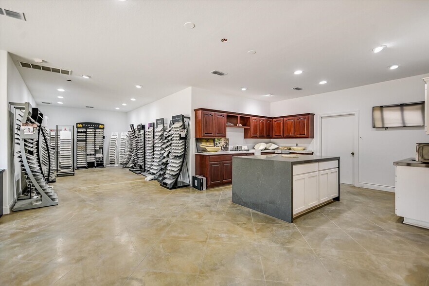 More Photos Of 22108 Odell Fairway Trl, Spicewood Industrial For Sale