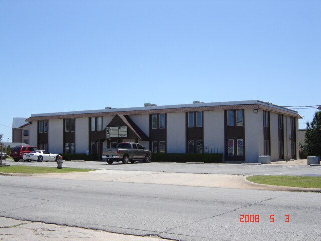 More Photos Of 804 W Curtis Dr, Midwest City Office For Sale