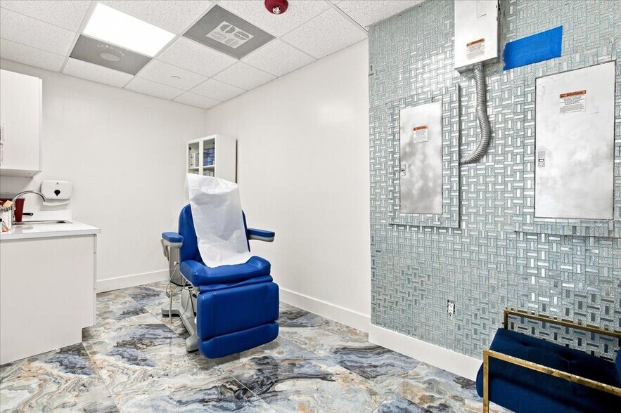 More Photos Of 2920-2950 NE 207th St, Aventura Unknown For Lease