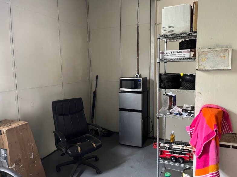 More Photos Of 207 N Temple Ave, Starke Auto Repair For Sale