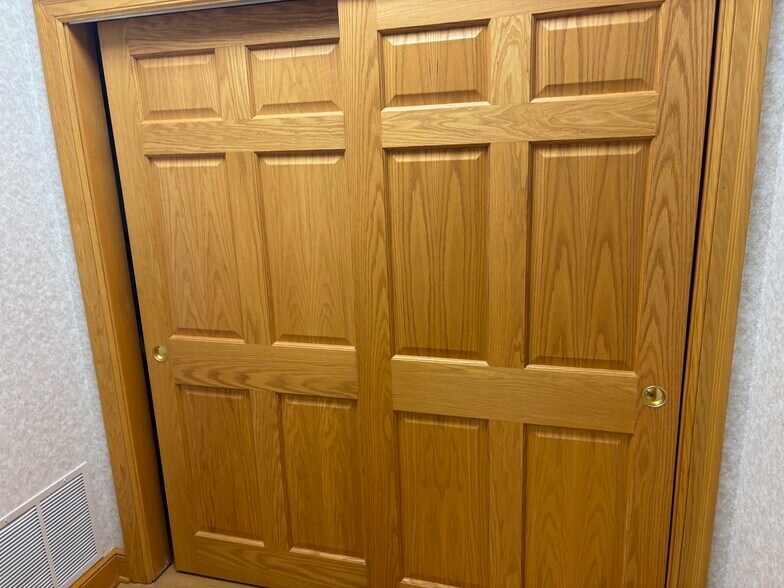 More Photos Of 18 Limestone Dr, Buffalo Office For Lease