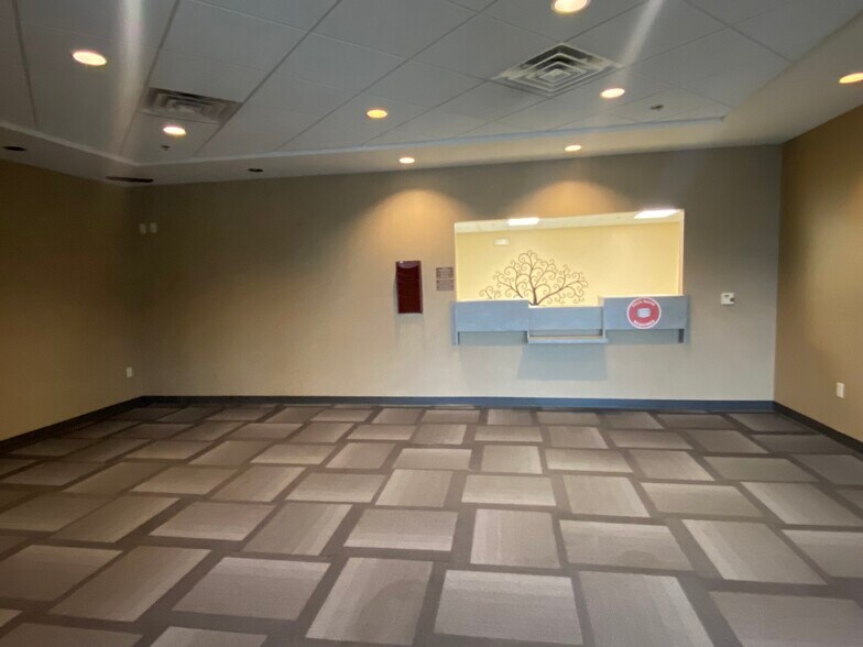 More Photos Of 3730 N Ridge Rd, Wichita Medical For Lease