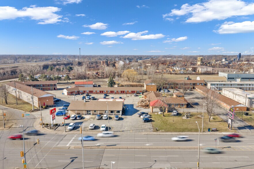 More Photos Of 2889 Howard Av, Windsor Hotel For Sale