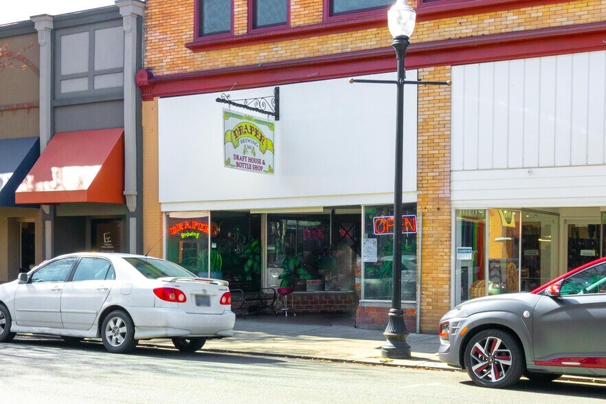 More Photos Of 622-630 SE Jackson St, Roseburg Storefront For Sale