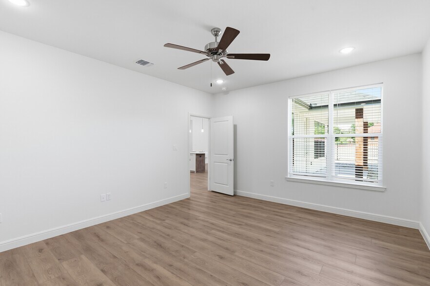 More Photos Of 200-210 Ewell st, Granbury Apartments For Sale