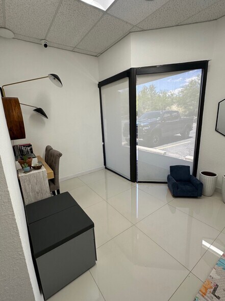 More Photos Of 120 Paragon Ln, El Paso Office For Sale