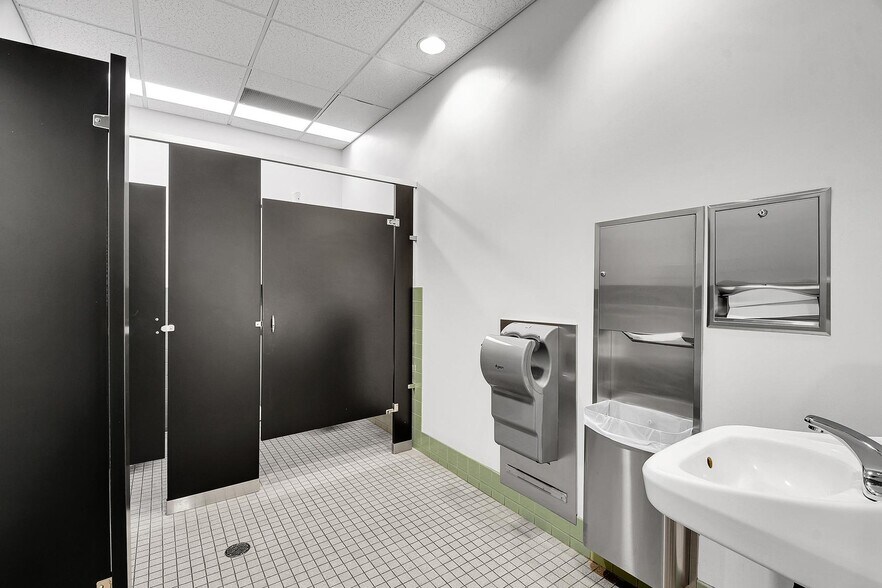 More Photos Of 2727 Western Ave, Seattle Loft Creative Space For Lease