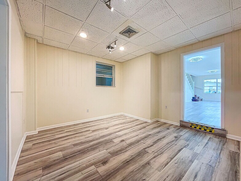 More Photos Of 301 N US Highway 41, Ruskin Office Residential For Lease