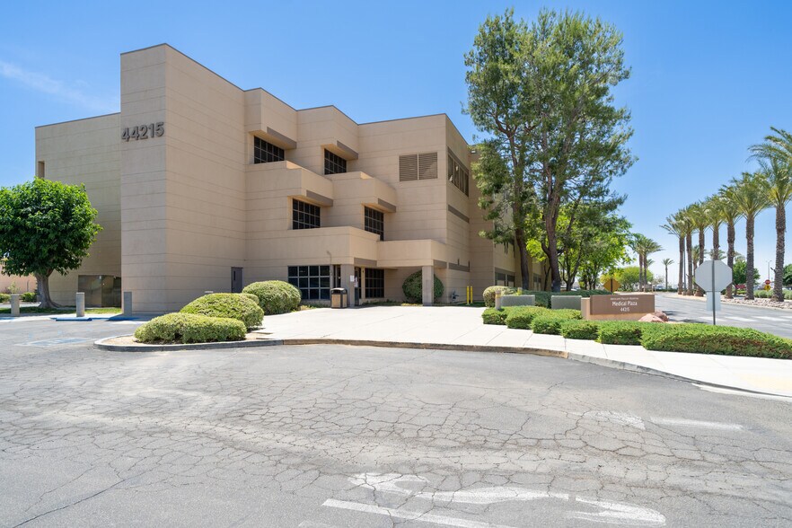 More Photos Of 44215 15th St W, Lancaster Medical For Sale