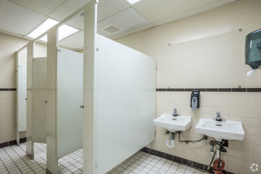 More Photos Of 912 E Walnut St, Garland Manufacturing For Lease