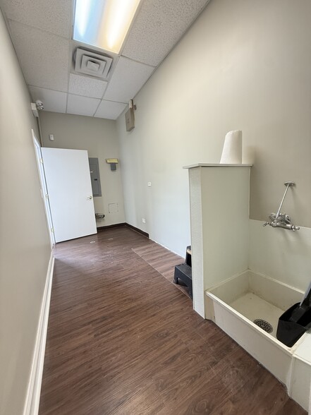 More Photos Of 223 Dundee Ave, Elgin Freestanding For Lease