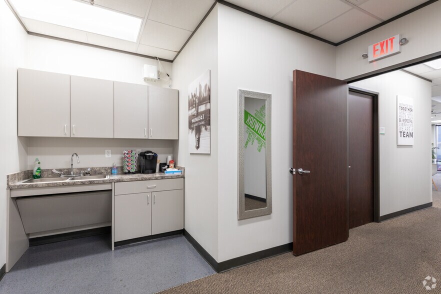 More Photos Of 3401 Navigation Blvd, Houston Distribution For Lease