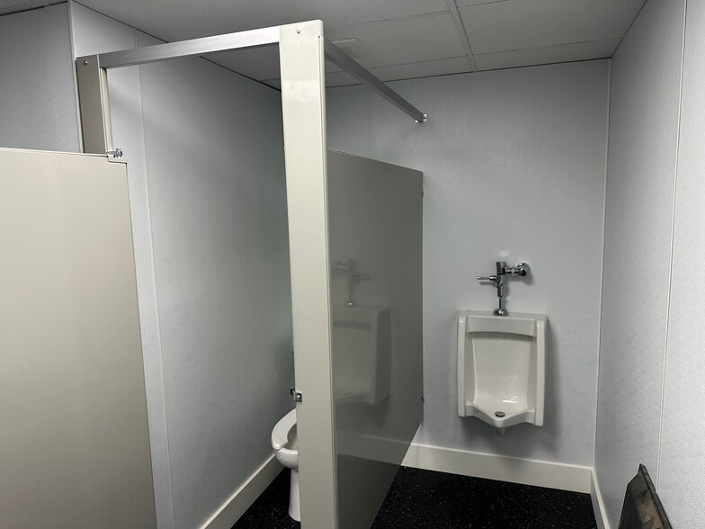 More Photos Of 8271 Brock Bridge Rd, Laurel Warehouse For Sale