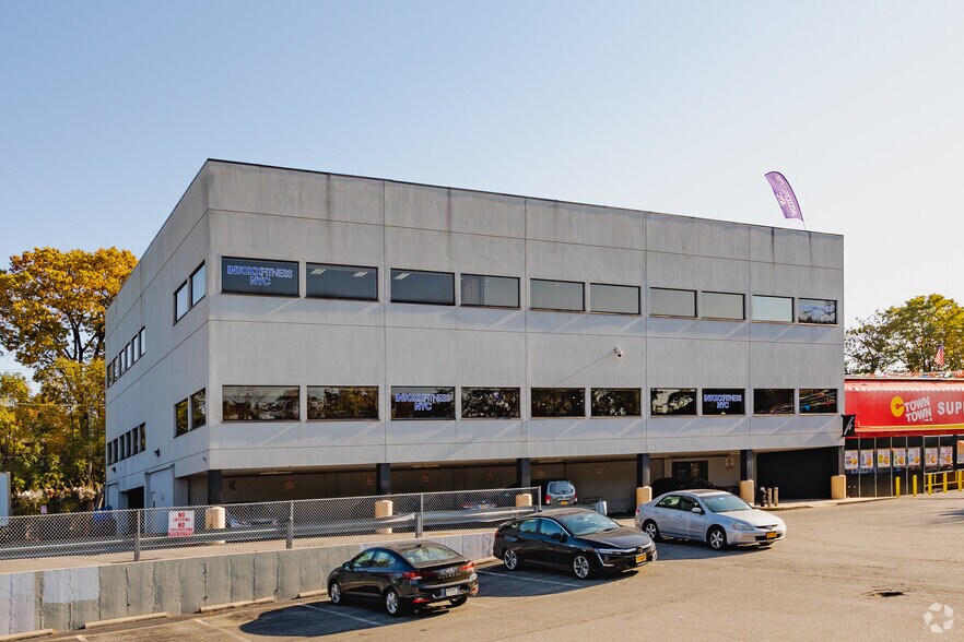 More Photos Of 2071 Clove Rd, Staten Island General Retail For Lease