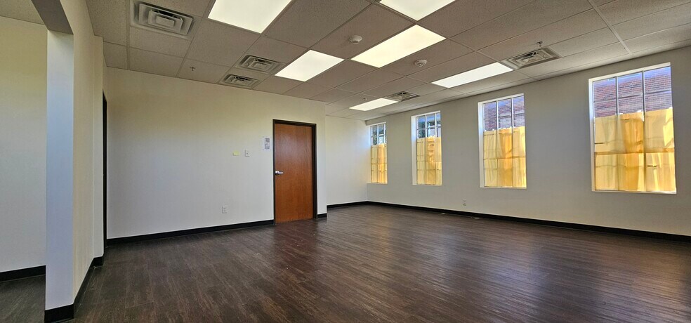 More Photos Of 3445 Highland Rd, Dallas Office For Sale