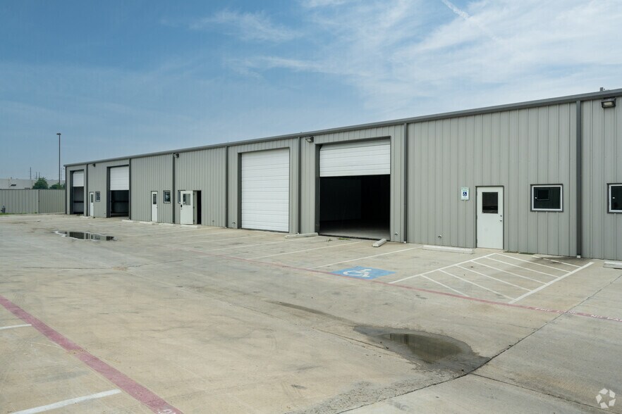 More Photos Of 901 Eight Twenty Blvd, Fort Worth Warehouse For Lease