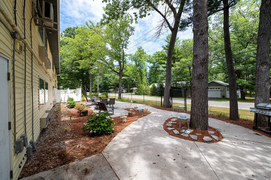 More Photos Of 461 Munson Ave, Traverse City Hotel For Sale