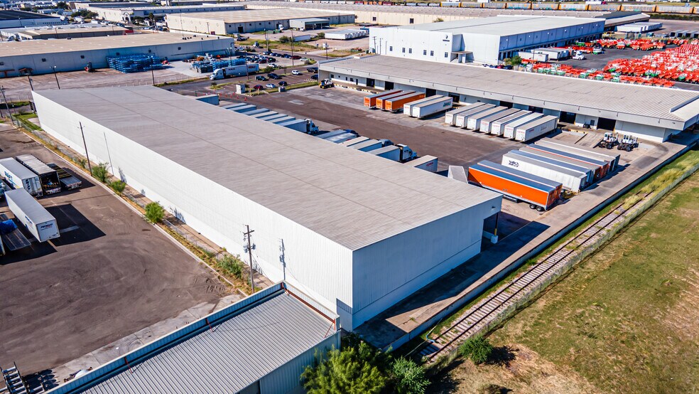 More Photos Of 13806 N Unitec Dr, Laredo Warehouse For Lease