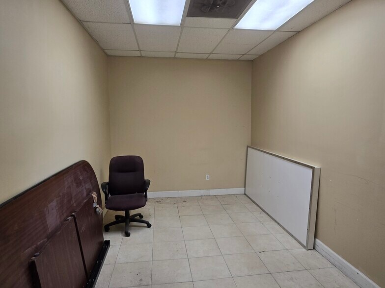 More Photos Of 5365-5377 N Hiatus Rd, Sunrise Light Manufacturing For Lease