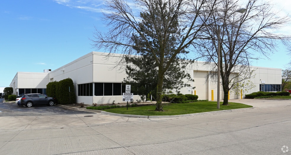 More Photos Of 351-425 Country Club Dr, Bensenville Warehouse For Lease