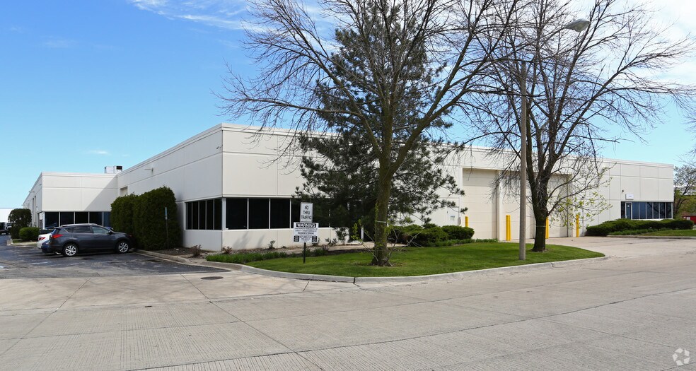 More Photos Of 351-425 Country Club Dr, Bensenville Warehouse For Lease