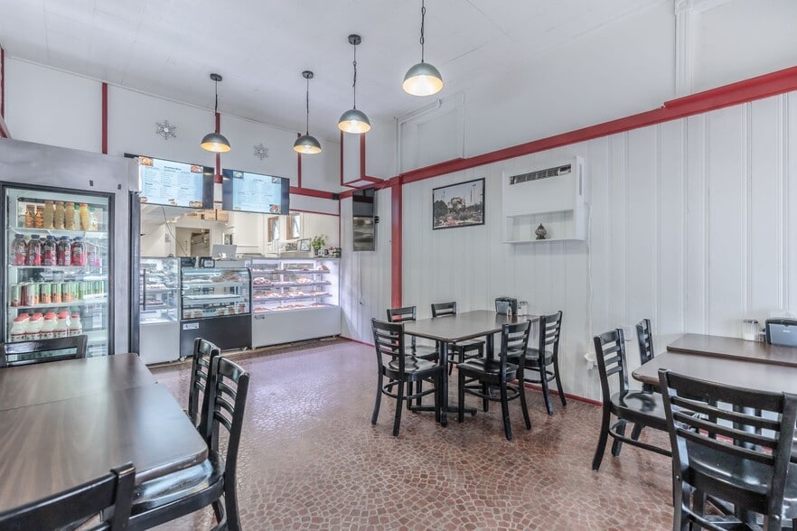 More Photos Of 49 N Broad St, Nazareth Storefront Retail Residential For Lease