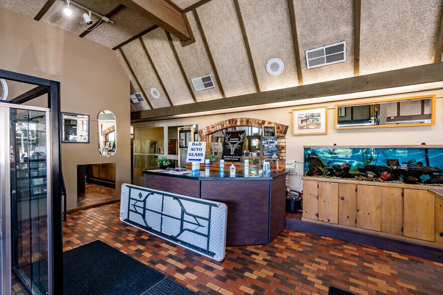 More Photos Of 2115 NE 3rd St, Bend Auto Repair For Sale