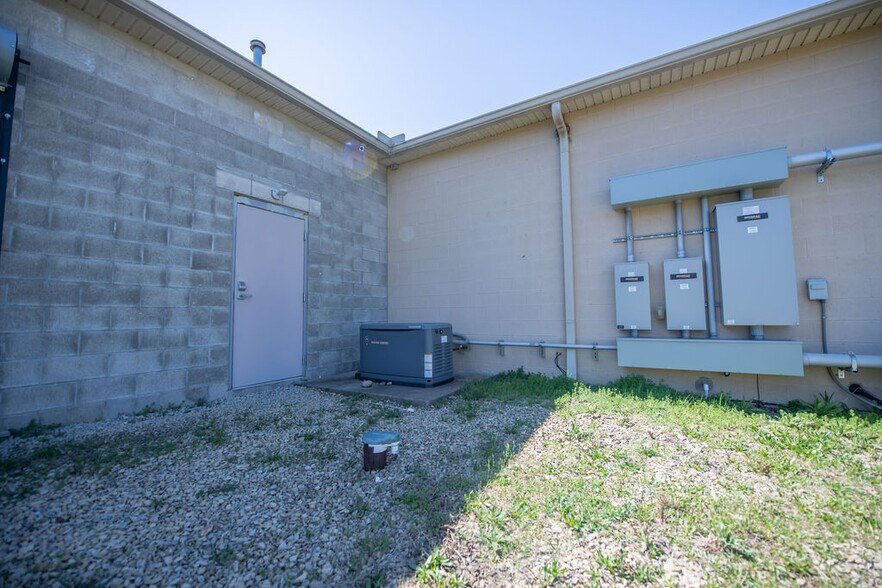 More Photos Of 1315 N Wooster Ave, Strasburg Freestanding For Lease