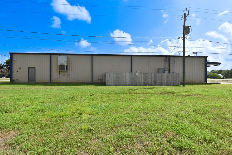 More Photos Of 116 S Avenue D, Freeport Service For Lease