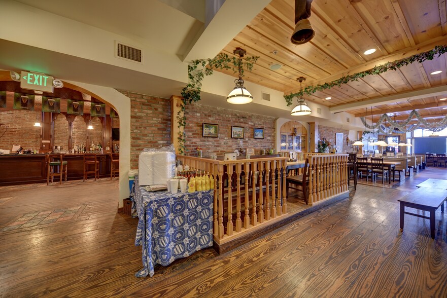 More Photos Of 107-109 N Main St, Bryan Restaurant For Sale