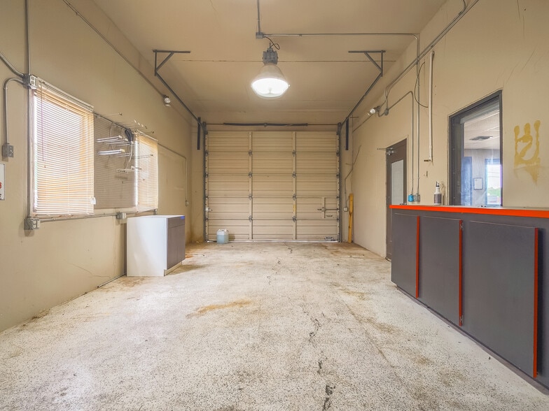 More Photos Of 401 S Ranchwood Blvd, Yukon Flex For Sale