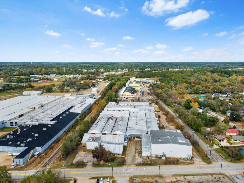 More Photos Of 1812 E Duncan St, Tyler Manufacturing For Sale