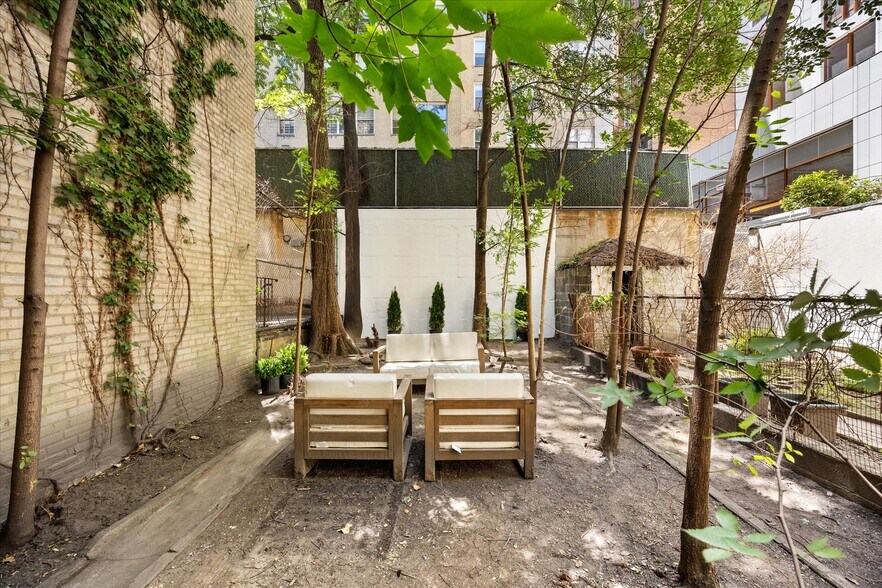 More Photos Of 208 E 75th St, New York Apartments For Lease