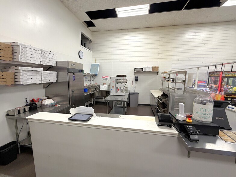 More Photos Of 309 Barclay Ave, Pine River Office For Sale