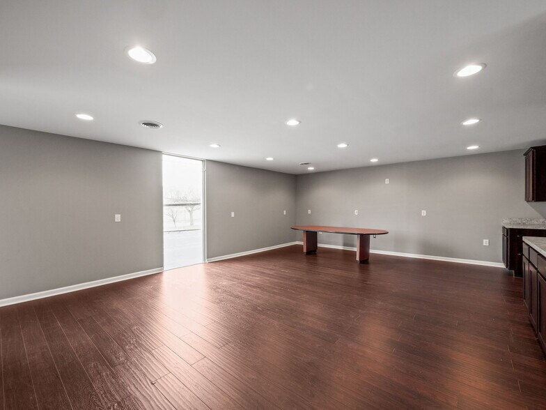 More Photos Of 417 E Eight Mile Rd, Hazel Park Manufacturing For Sale