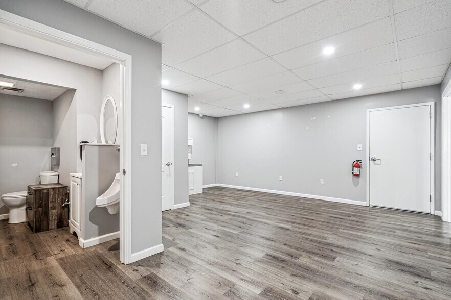 More Photos Of 1525 E Army Post Rd, Des Moines Auto Repair For Sale