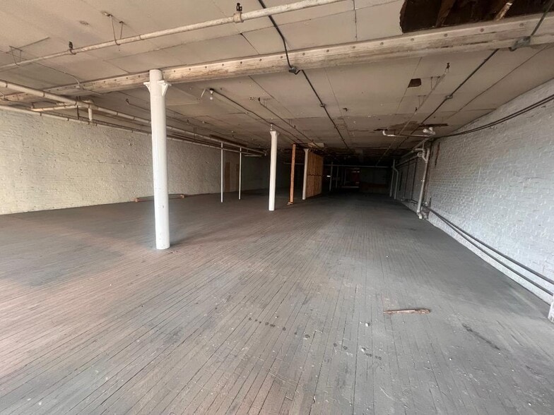 More Photos Of 922 4th Ave, Huntington Flex For Sale