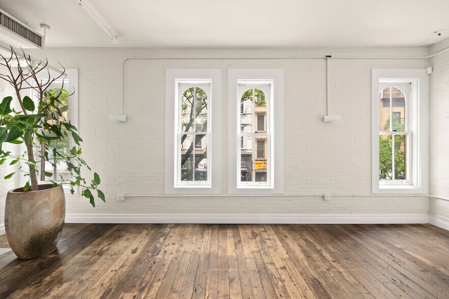 More Photos Of 109 W 17th St, New York Storefront Retail Office For Lease