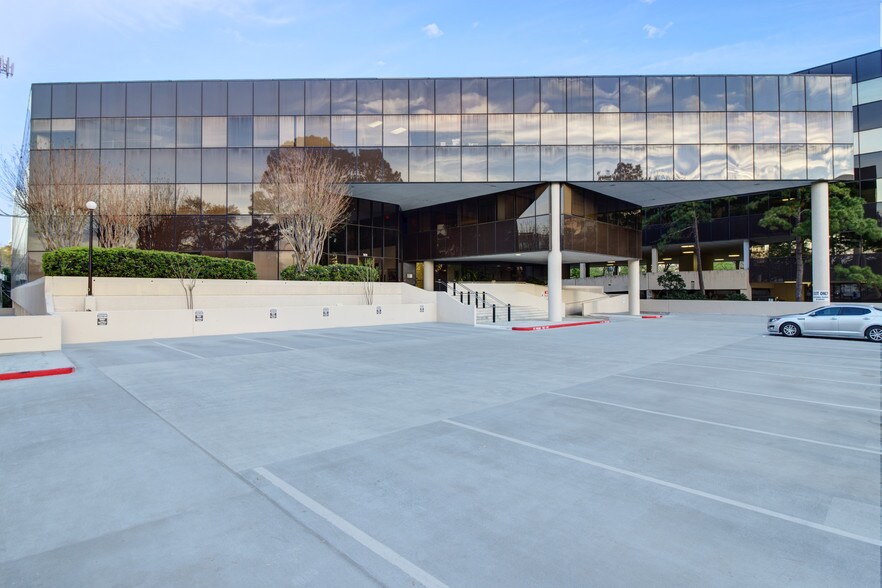 More Photos Of 7670 Woodway Dr, Houston Office For Lease