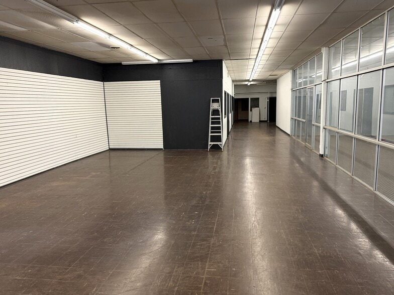 More Photos Of 1921 Broadway, Rockford General Retail For Sale