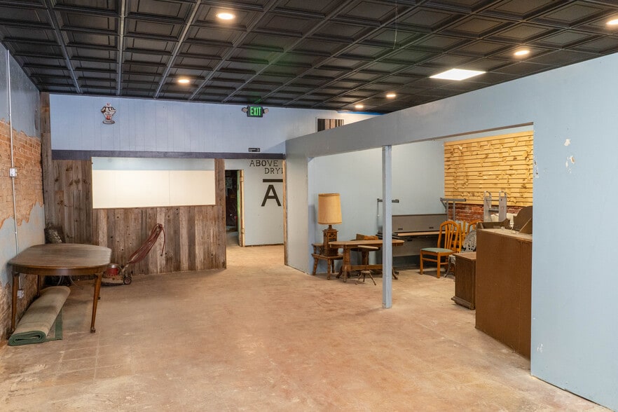 More Photos Of 110 E Clark St, Bartlett General Retail For Sale