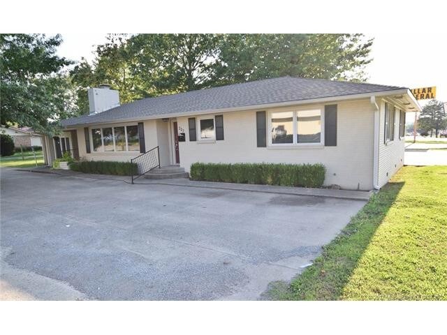 More Photos Of 223 N East Ave, Tahlequah Office For Sale