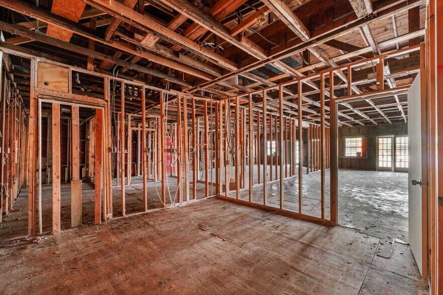 More Photos Of 2219 S Flores St, San Antonio Freestanding For Sale