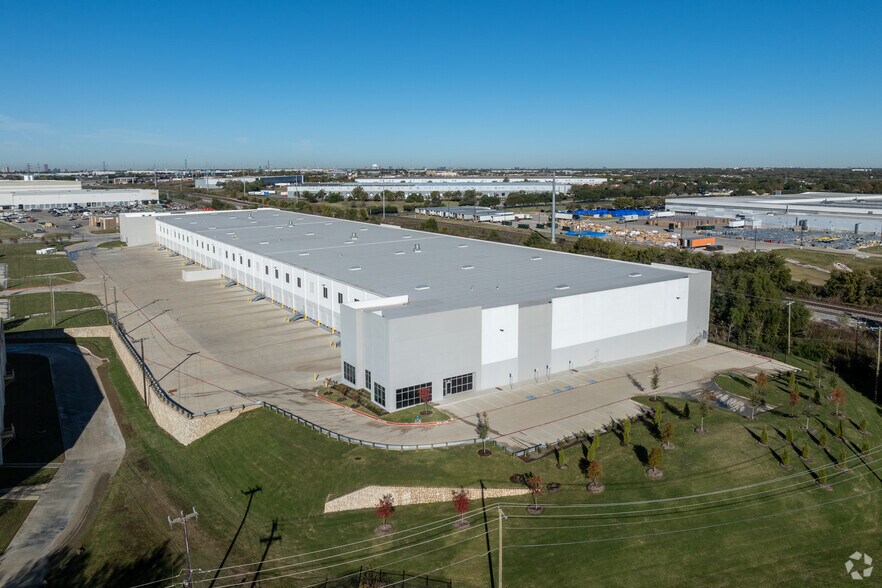 More Photos Of 540 S Town East Blvd, Mesquite Distribution For Lease