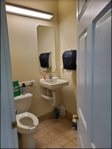 More Photos Of 5015 Southpark Dr, Durham Medical For Lease